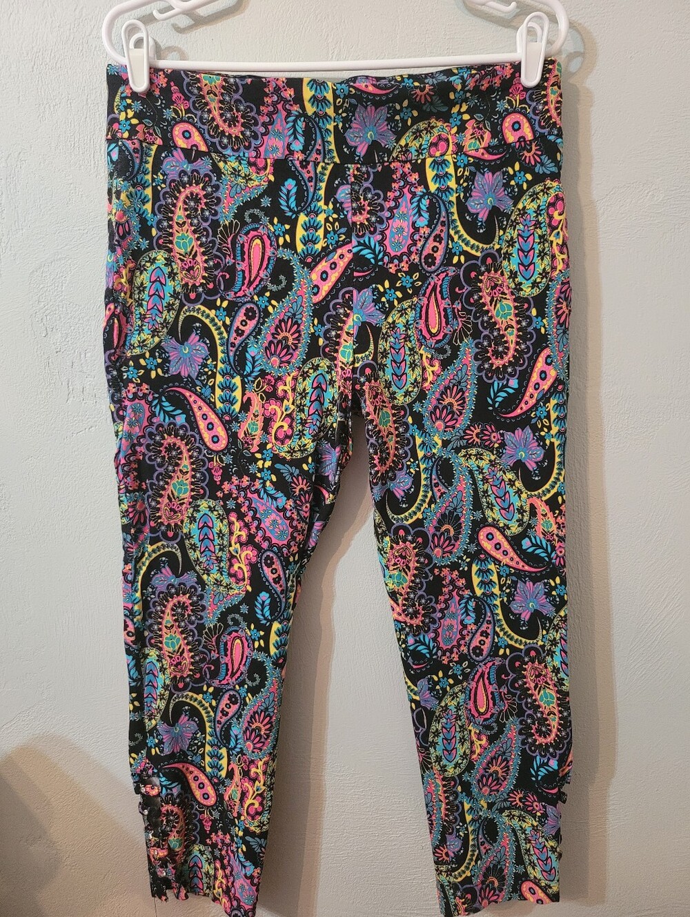 Attyre Colorful Unique Design Cropped Pants 14